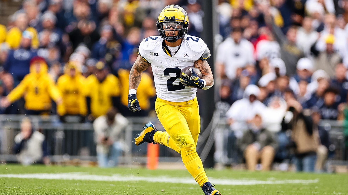 Blake Corum runs against Penn State