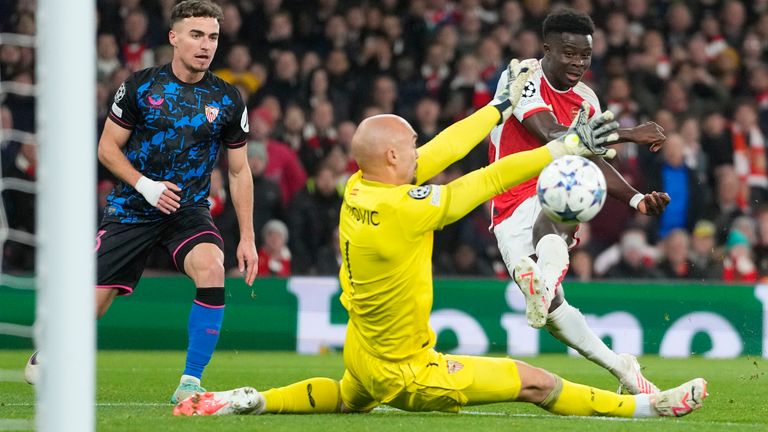 Arsenal&#39;s Bukayo Saka, right, scores his side&#39;s 2nd goal during the Champions League Group B soccer match between Arsenal and Sevilla at Emirates stadium in London Wednesday, Nov. 8, 2023. (AP Photo/Kirsty Wigglesworth)