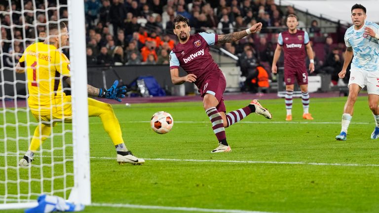 West Ham&#39;s Lucas Paqueta, centre, scores the opening goal past Olympiacos&#39; goalkeeper Alexandros Paschalakis during the Europa League Group A soccer match between West Ham United and Olympiacos at the London stadium in London, Thursday, Nov. 9, 2023. (AP Photo/Kirsty Wigglesworth)